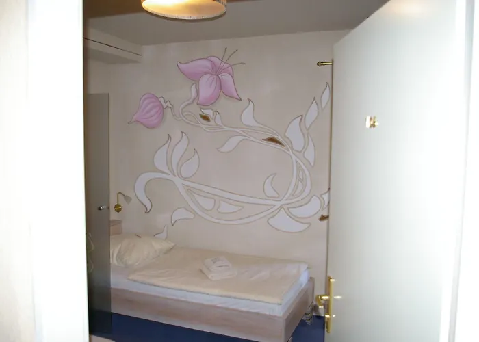 Zum Hotel